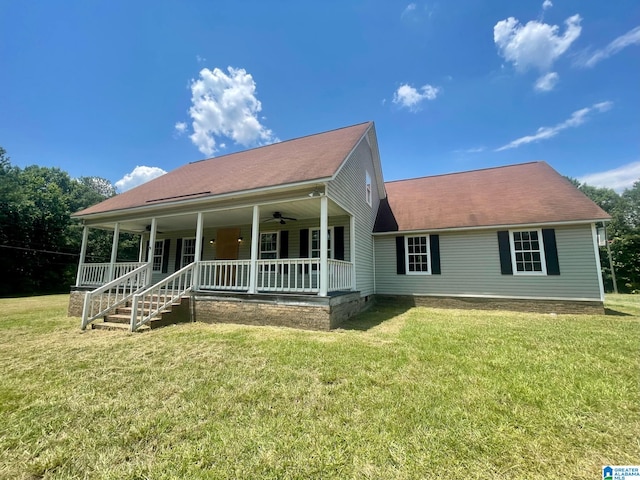 view of front of house featuring ceiling fan, a front yard, and a porch