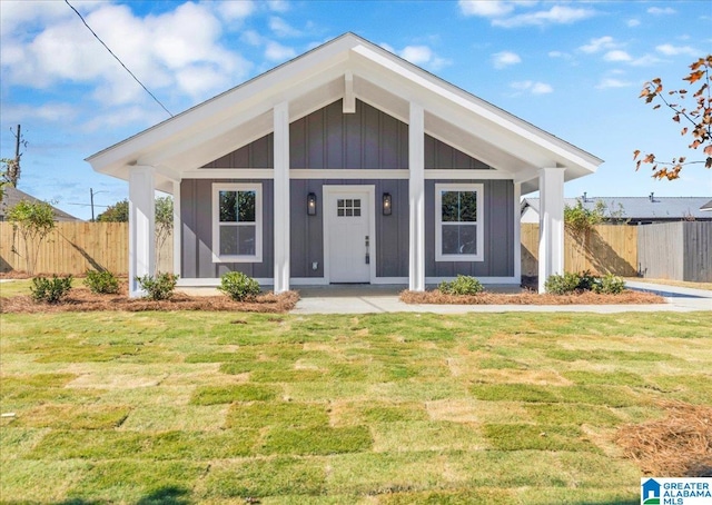 view of front of home with a front lawn