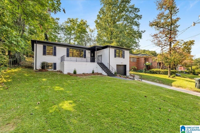 view of front of home featuring a front yard