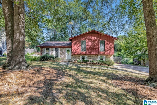 tri-level home featuring a front yard