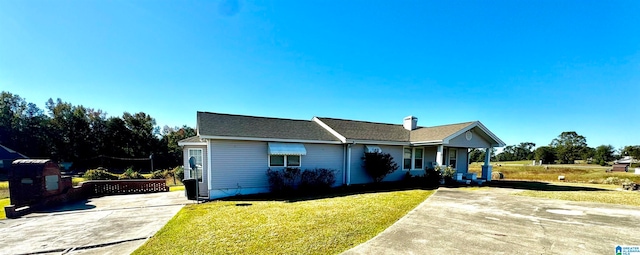 view of front of house featuring a front lawn