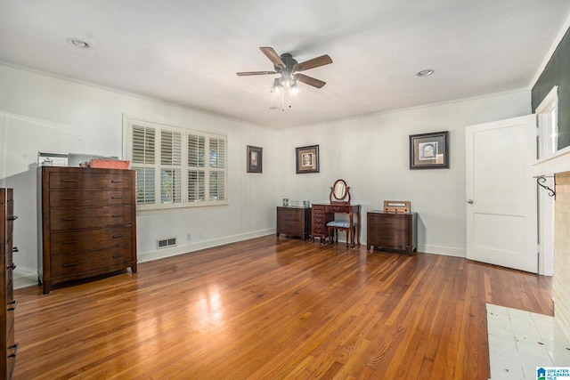 misc room featuring crown molding, hardwood / wood-style flooring, and ceiling fan