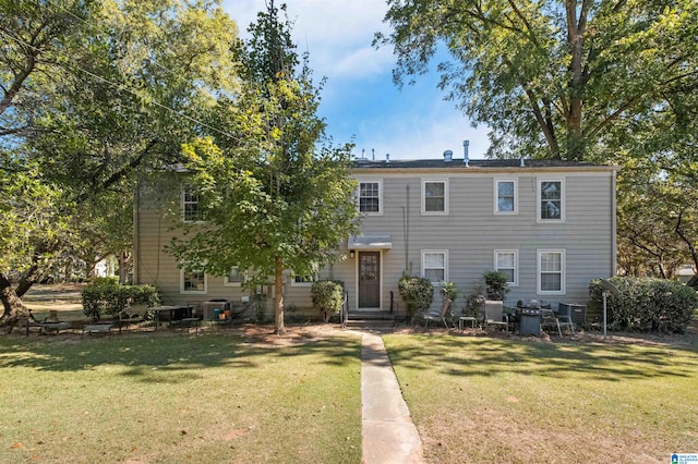 view of front facade featuring central AC and a front yard