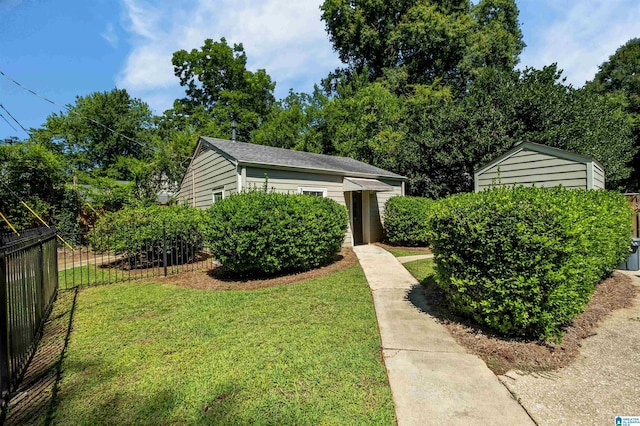 view of yard featuring a storage shed