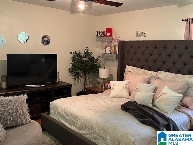 bedroom featuring ceiling fan