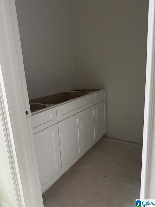 bathroom featuring concrete flooring