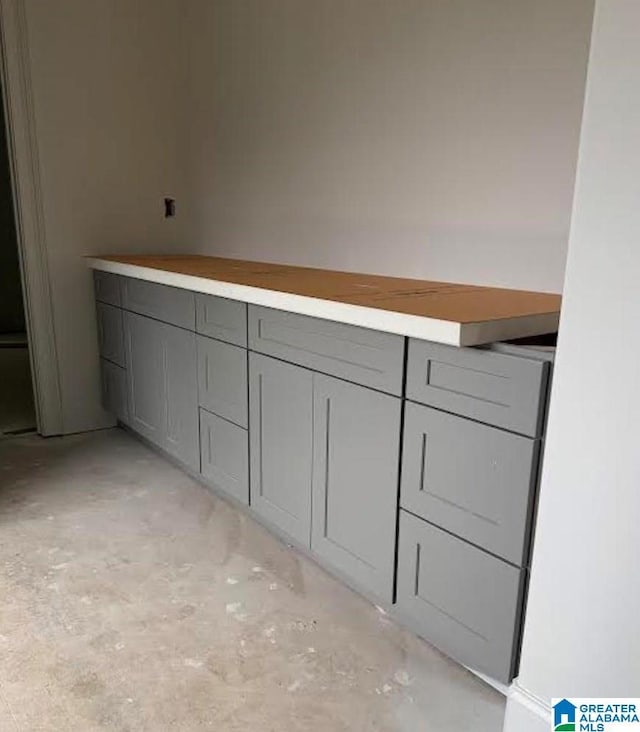 bathroom featuring unfinished concrete floors