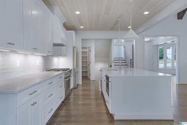kitchen featuring stainless steel appliances, recessed lighting, an island with sink, and a sink