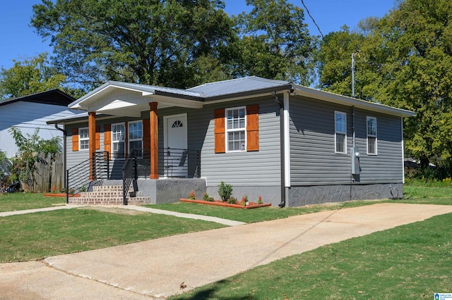 view of front of home featuring a front lawn