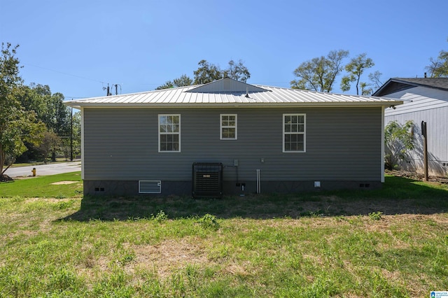 back of house featuring a yard