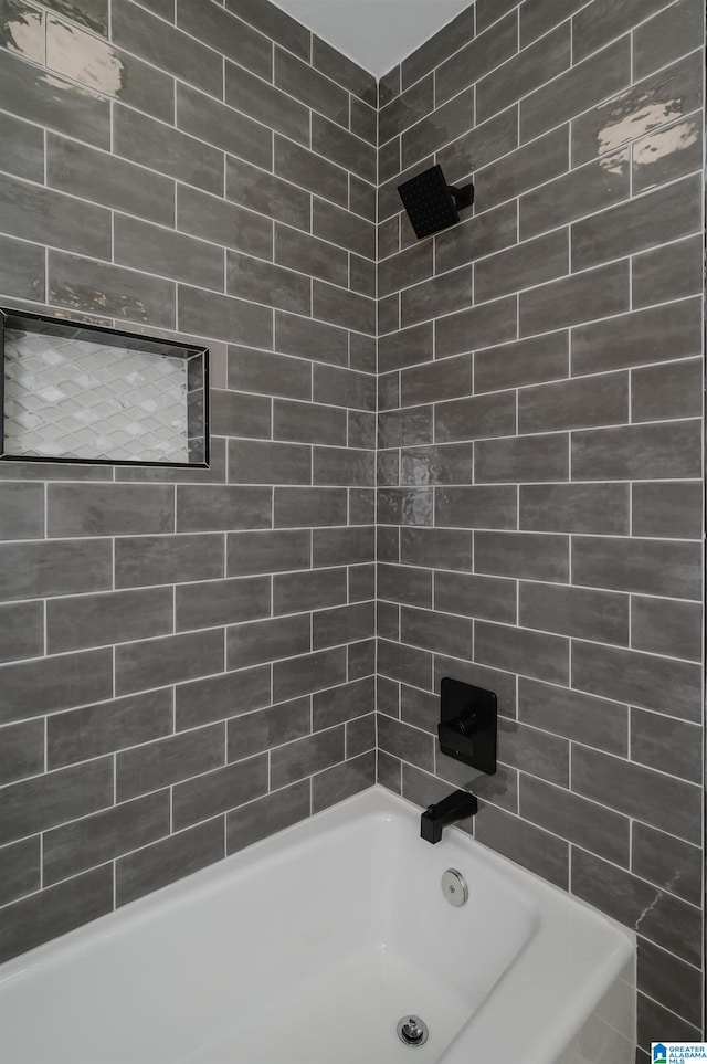 bathroom featuring tiled shower / bath