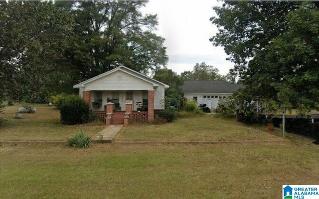 view of front of property featuring a front yard and a porch