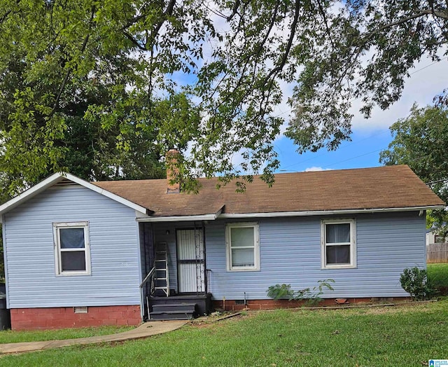 single story home with a front lawn