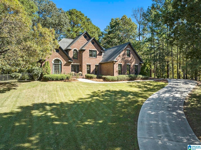 view of front of property featuring a front yard