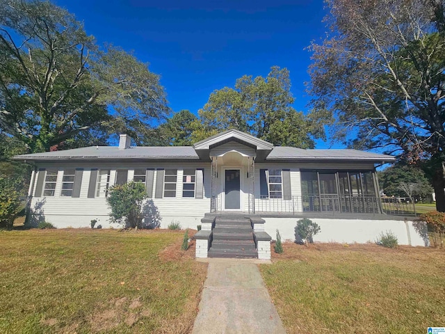 view of front of house with a front lawn