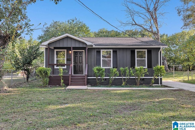 view of front facade with a front lawn