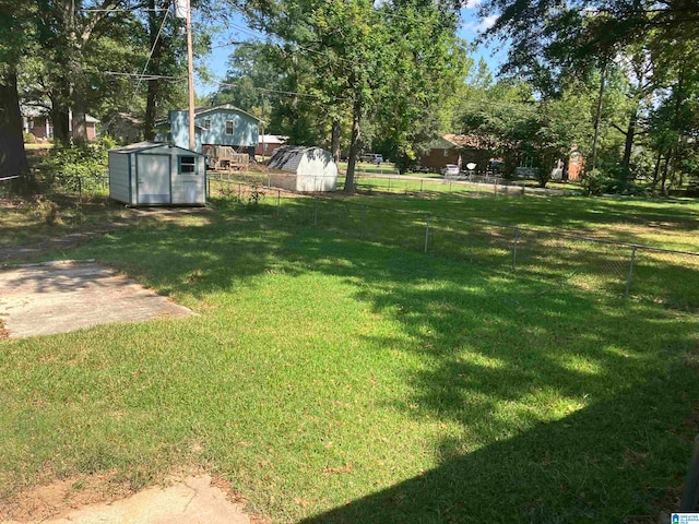 view of yard featuring a storage shed