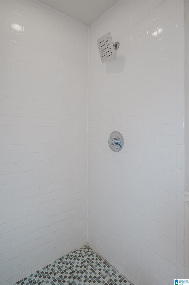 bathroom featuring tiled shower