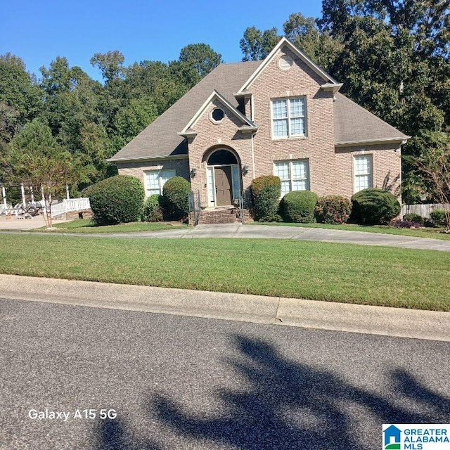 view of front property featuring a front yard