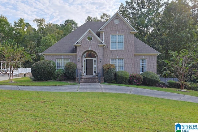 view of front facade featuring a front lawn