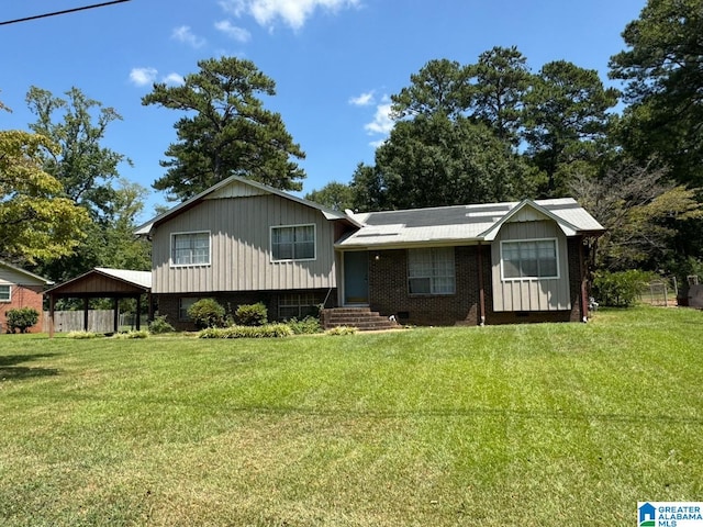 split level home with a front lawn