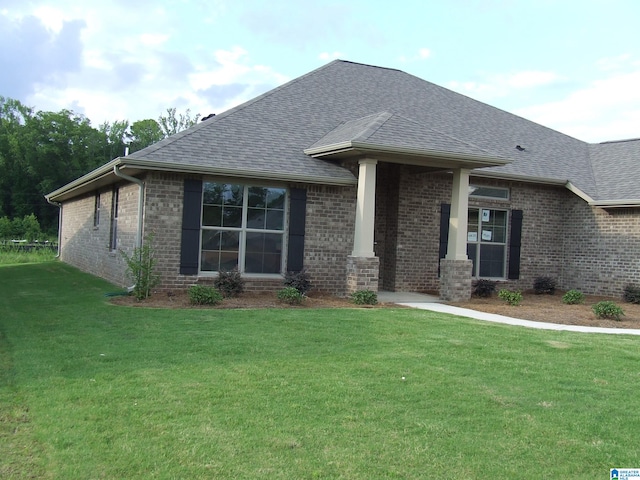 view of front of property featuring a front lawn