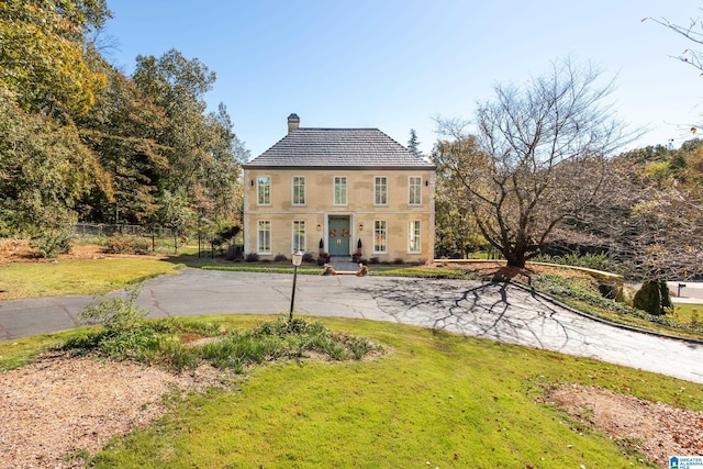 601 Hillyer High Rd, Anniston, AL 36207 - colonial-style house featuring a front lawn, fence, and a chimney