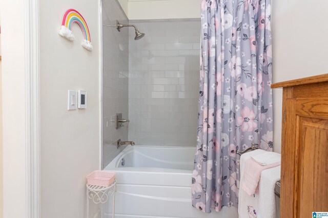 bathroom with shower / tub combo
