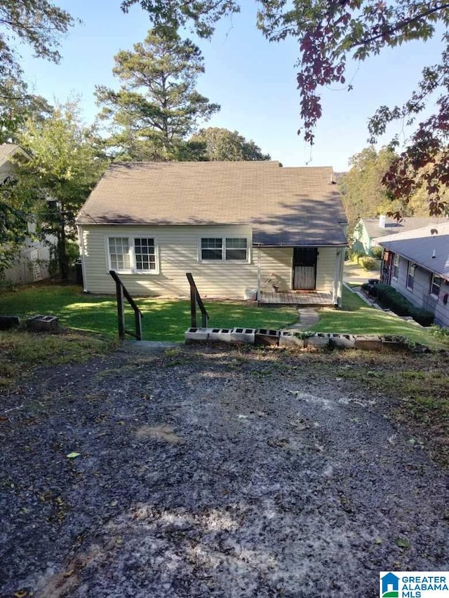 view of front of home featuring a front yard