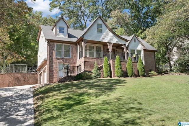 view of front facade featuring a front lawn and a garage