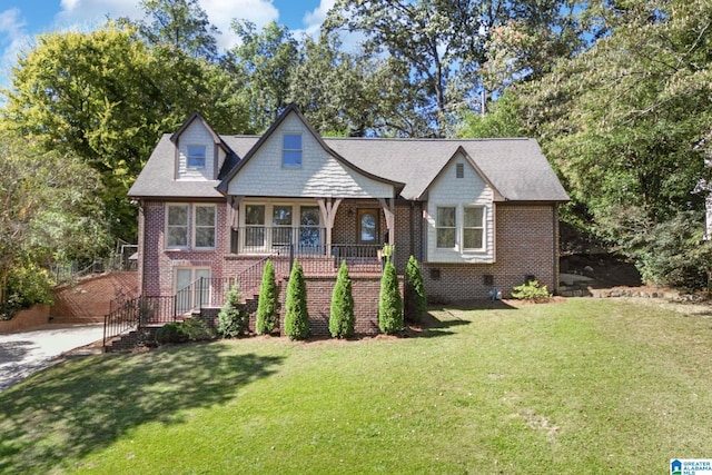 view of front of home with a front lawn