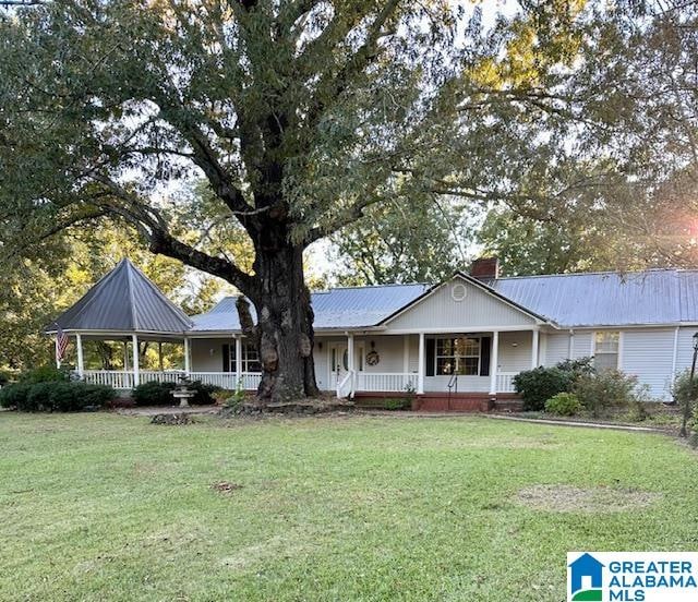 view of front of house featuring a porch and a front yard