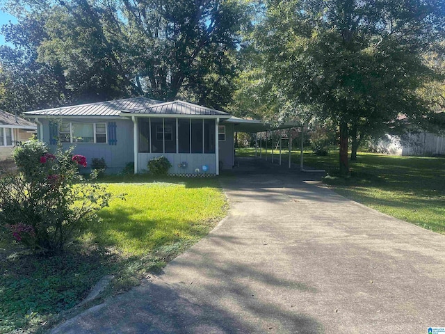 view of front facade featuring a carport and a front lawn