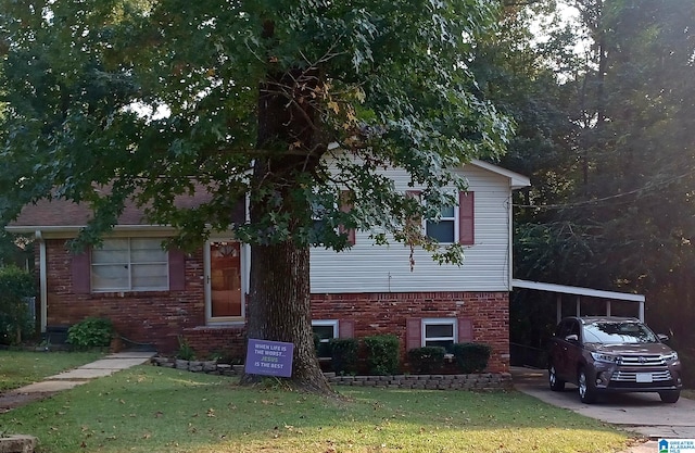 view of front of home with a front yard and a carport