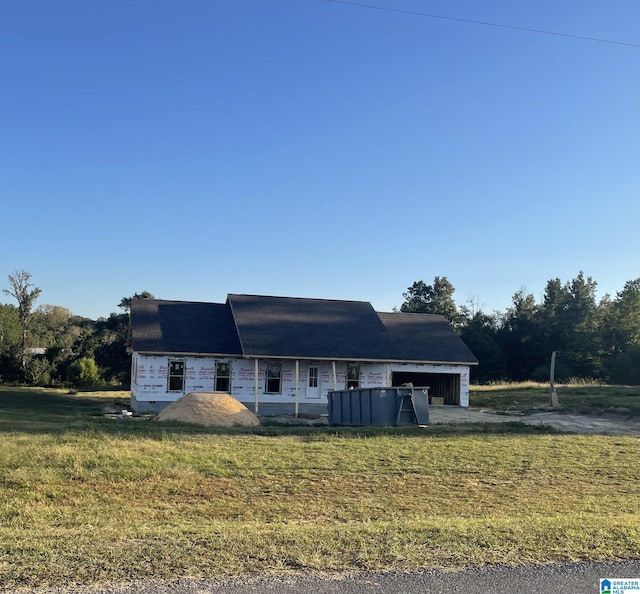 view of front of home with a front lawn