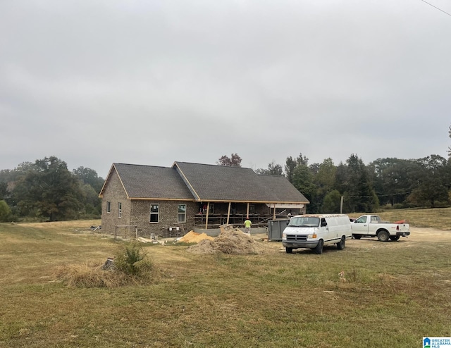 view of front of property with a front yard