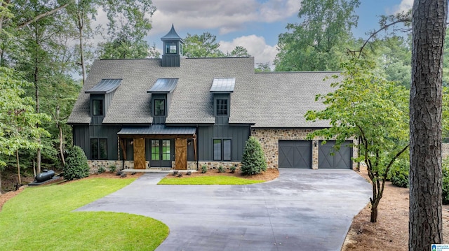 view of front of home featuring a front yard