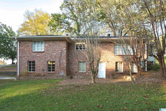 back of house featuring a lawn