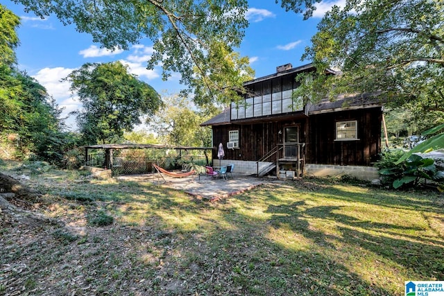 view of yard featuring a patio area