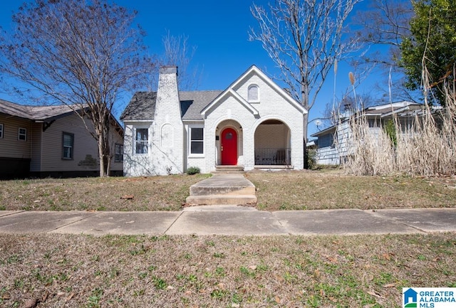 view of front of property featuring a front yard