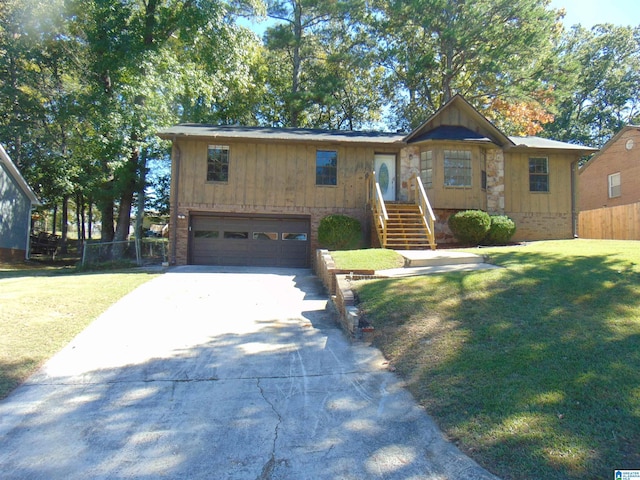 view of front of home featuring a front lawn and a garage