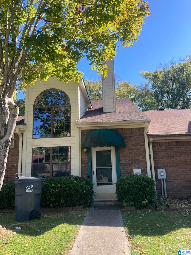 view of front of home featuring a front lawn