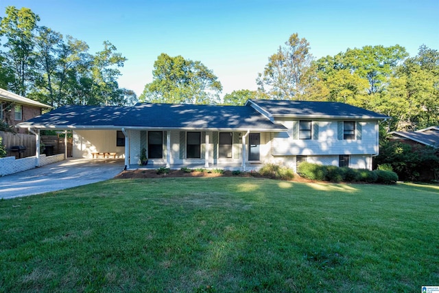 view of front of house featuring a front lawn