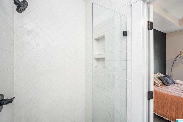 bathroom featuring a tile shower