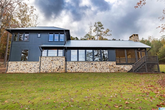 back of house featuring a lawn