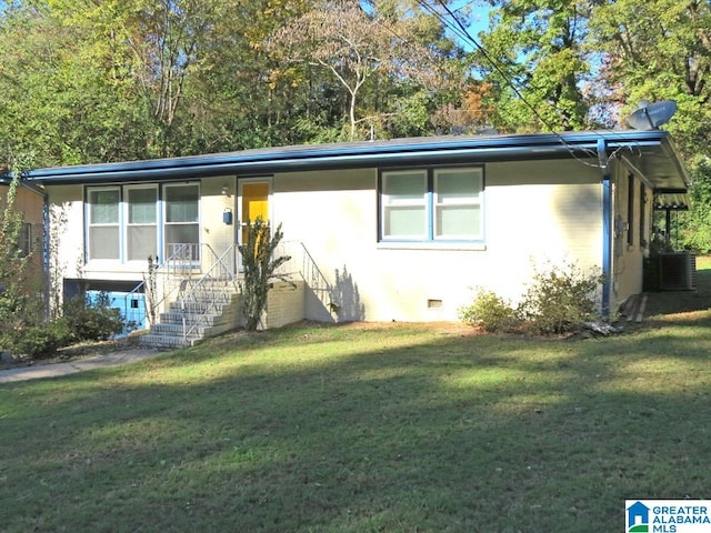 view of front of house with a front lawn