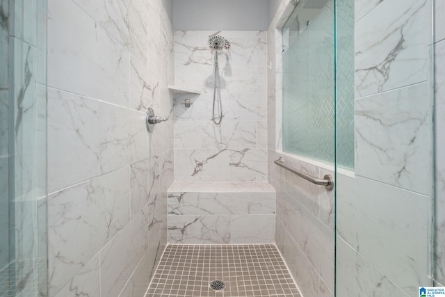 bathroom featuring tiled shower