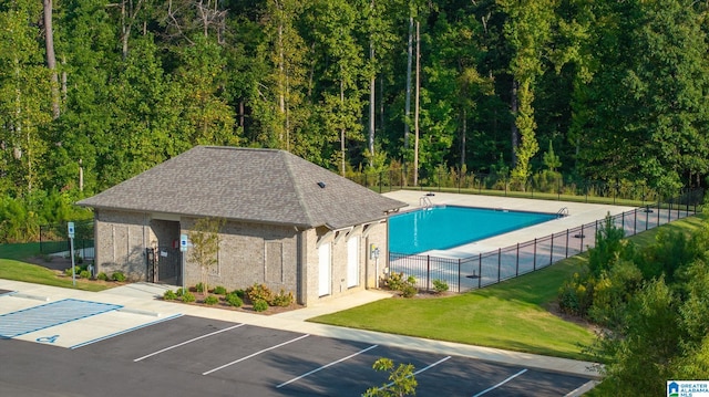 view of swimming pool featuring a yard