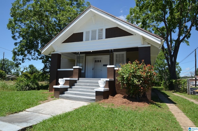 view of front facade with a front lawn and covered porch