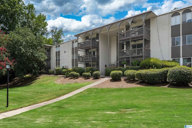 view of community featuring a lawn